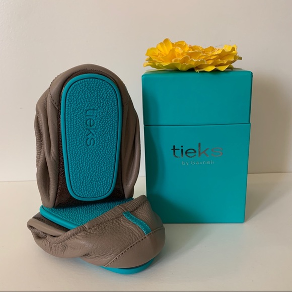 Tieks Shoes - NWT Tieks Taupe Flats